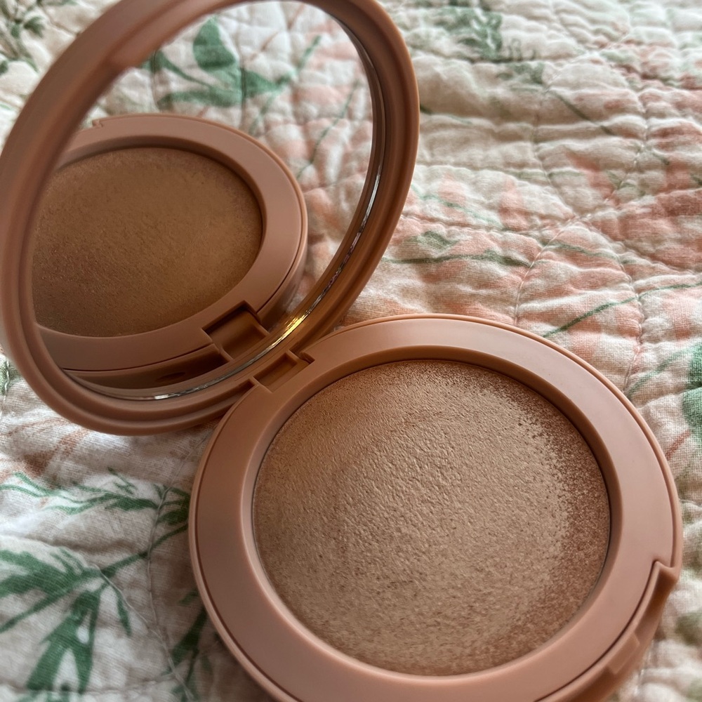 ILIA Sunshift Bronzer - Picture 3 of 5